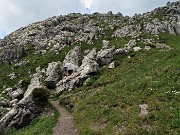 68 Rientrati al Passo della forca (1848 m) vediamo la bella Baita del Gioan